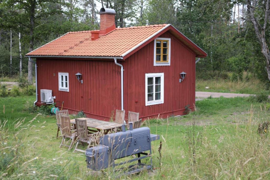 Sjoenaera Stuga Med Bat Och Bastu Ramkvilla Eksteriør bilde